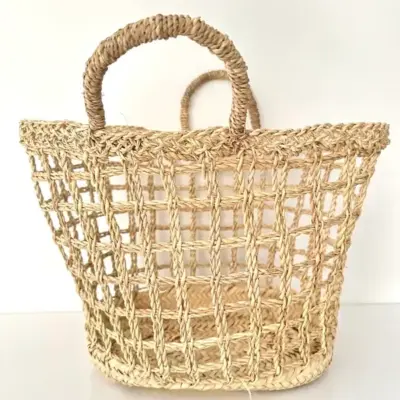 0002ba52b2e5ef00d1403bf59cd2b433437a2e4764d7af3d102dd69ff116fa0c-1.webp Bohemian Basket – Handwoven Palm Leaf Storage & Decorative Basket