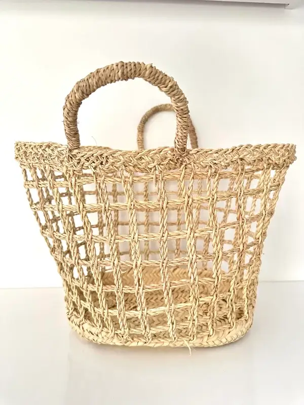 0002ba52b2e5ef00d1403bf59cd2b433437a2e4764d7af3d102dd69ff116fa0c-1.webp Bohemian Basket – Handwoven Palm Leaf Storage & Decorative Basket