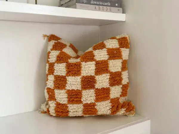 01eed7d5b6e409206a82c03251d8c97d0f24377c38da18236b71cdfd88685281-1.webp 🏡✨ Checkered Beni Ourain Pillow Moroccan Plaid Pillow