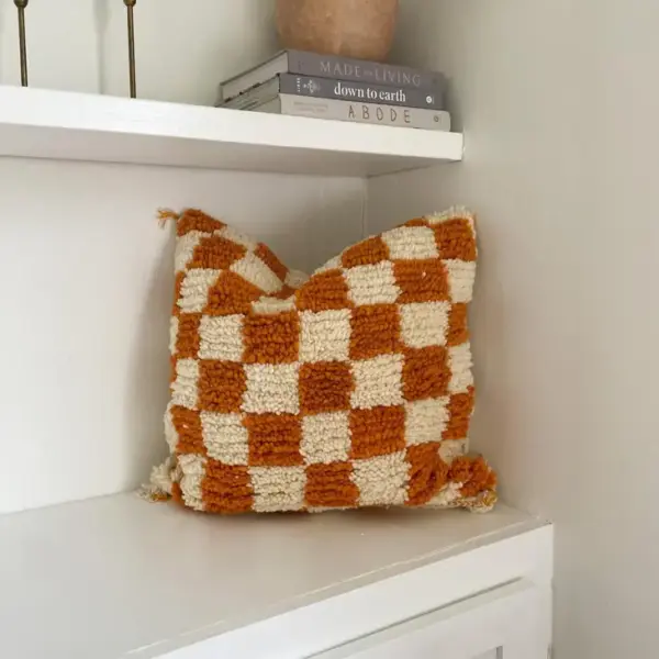 01eed7d5b6e409206a82c03251d8c97d0f24377c38da18236b71cdfd88685281-1.webp 🏡✨ Checkered Beni Ourain Pillow Moroccan Plaid Pillow