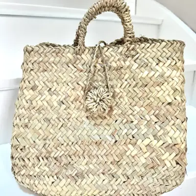 0344c9282e852c202940782ac7ea57abdffe4f36013b1e454e6d3bc26c7d703f-1-1.webp Handwoven Palm Leaf Handbag – Moroccan Artisan Tote for Everyday Use