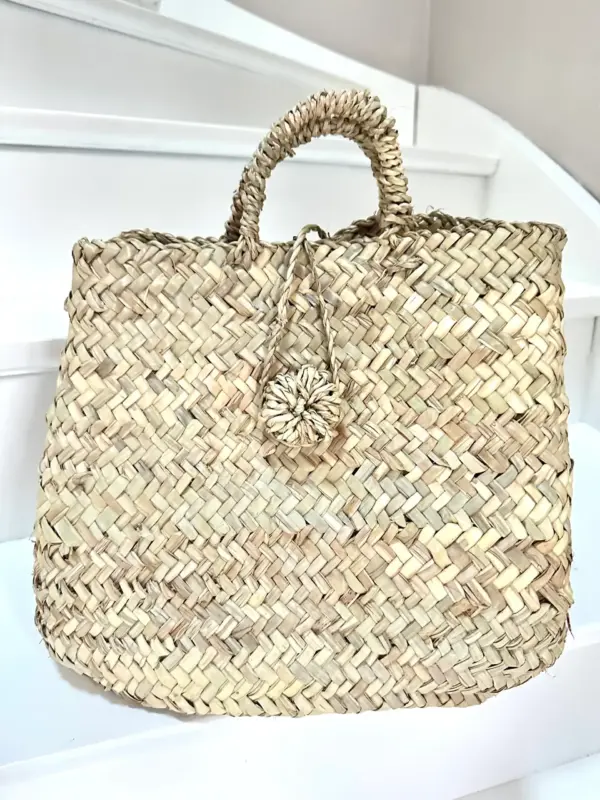 0344c9282e852c202940782ac7ea57abdffe4f36013b1e454e6d3bc26c7d703f-1-1.webp Handwoven Palm Leaf Handbag – Moroccan Artisan Tote for Everyday Use