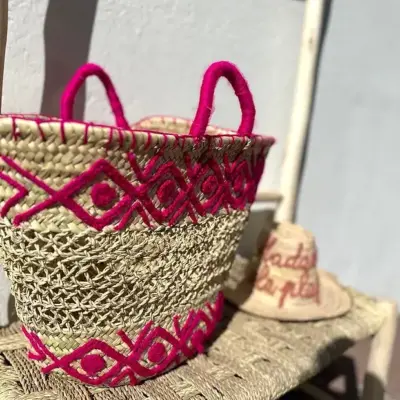 0aff8e7be4757733cc96bb79fc002b31596af3e6894240fe4944a90f4871dfc8-1.webp Embroidered Palm Fiber Basket – Handwoven Moroccan Tote with Wool Embroidery