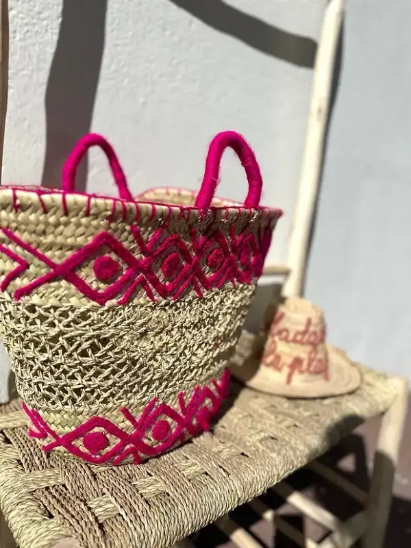 0aff8e7be4757733cc96bb79fc002b31596af3e6894240fe4944a90f4871dfc8-1.webp Embroidered Palm Fiber Basket – Handwoven Moroccan Tote with Wool Embroidery