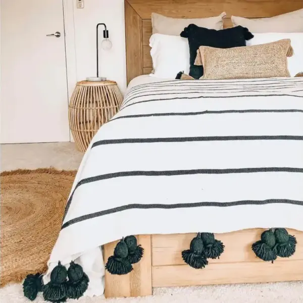 0b4d4b8dba7fe7d04f9aae40d952639b3b8784a8055bbb3fb18b56839e556396-1.webp Handwoven Moroccan PomPom Blanket – Luxurious Cotton Throw for Cozy & Boho Decor