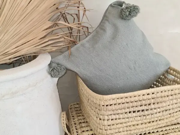 0c4280794ed5f3b1765501f44c1f8d254c99f8fe21d15ab7ed887c26ba1d3c6a-1.webp COUSSIN A POMPONS VERT CELADON