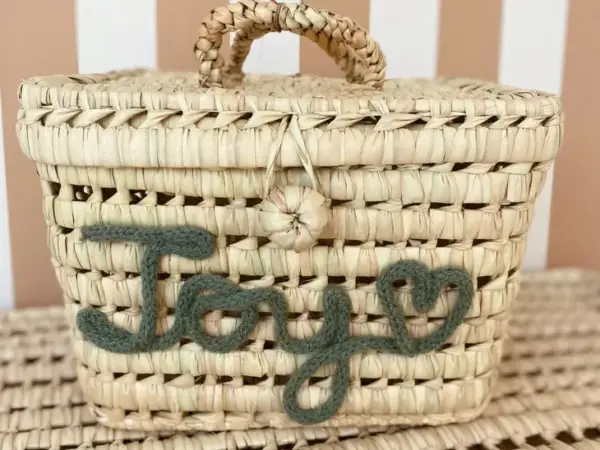 0c9d6559118d46e016a8d12775522a6ff102b3352127eec3d483134a6737d408-1.webp 🧳✨ Chest, Large Personalized Vanity - Sage Green