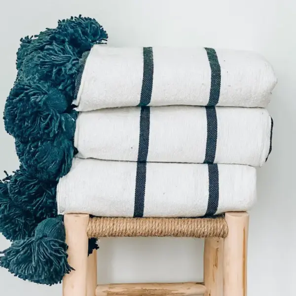 0e0b0d04e941676aec7e9d1648a17587fdb27835dedf3a986733f3fa0b6af493-1.webp Handwoven Moroccan PomPom Blanket – Luxurious Cotton Throw for Cozy & Boho Decor