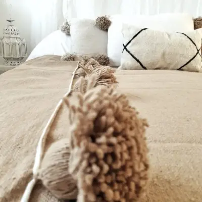0ea55eeb1fac726d9f43df256192799eef752ccc27bd08e47cafc07bfca95c2e-1.webp Handwoven Moroccan PomPom Blanket – 100% Cotton Throw for Boho & Cozy Decor