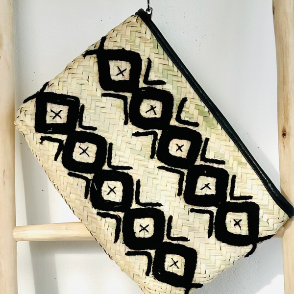 0f54f52750643977682377aebb63c07573bda7db62e3b1cbdced4f73299e0a6f-1.webp Handwoven Straw Pouch – Boho Chic Clutch for Everyday Essentials
