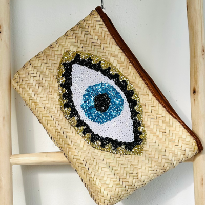 13b73c7b305ad840815c8fa83640080deb3551861e24149cf8e0be9dc0fc6825-2.webp Handwoven Straw Pouch – Boho Chic Clutch for Everyday Essentials