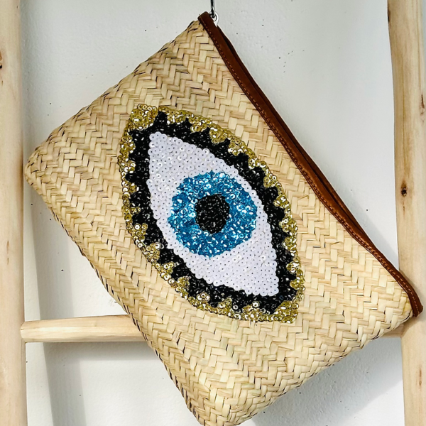 13b73c7b305ad840815c8fa83640080deb3551861e24149cf8e0be9dc0fc6825-2.webp Handwoven Straw Pouch – Boho Chic Clutch for Everyday Essentials