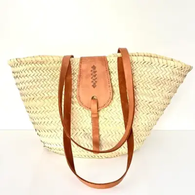 1768b501eb0cd87b94cefa409d3bcce09312ac77d387e923a308ad1aa84f557f-1.webp Palm Leaf and Leather Basket – Handwoven Moroccan Storage & Decor Tote