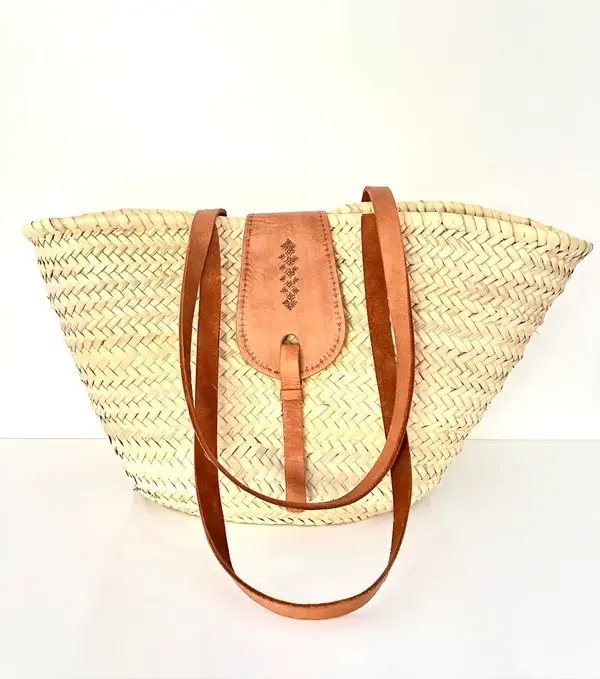 1768b501eb0cd87b94cefa409d3bcce09312ac77d387e923a308ad1aa84f557f-1.webp Palm Leaf and Leather Basket – Handwoven Moroccan Storage & Decor Tote