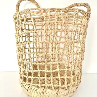 1982f611609884f9b3f79437f350ef8d3e634981b6898fd8df6e107eff65d713-1.webp Bohemian Basket – Handwoven Palm Leaf Storage & Decorative Basket