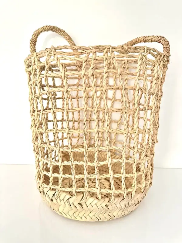1982f611609884f9b3f79437f350ef8d3e634981b6898fd8df6e107eff65d713-1.webp Bohemian Basket – Handwoven Palm Leaf Storage & Decorative Basket