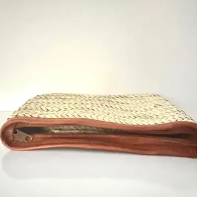 1ed2b0176a8a44ae854e38e40a5084602a133fcc937ddc7e9a9a206272ad8bcd-1.webp Handwoven Doum Palm & Leather Clutch – 28×20 cm | Moroccan Artisan Pouch