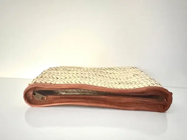 1ed2b0176a8a44ae854e38e40a5084602a133fcc937ddc7e9a9a206272ad8bcd-1.webp Handwoven Doum Palm & Leather Clutch – 28×20 cm | Moroccan Artisan Pouch