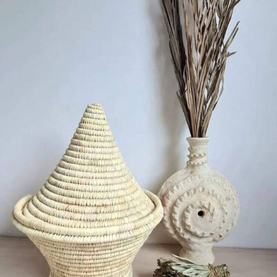 2ab9a98e87c8d54010ce571c07d192a641c5e15f0aefa22f18eb8153bb25d850-1.jpeg Artisanal Moroccan Basket: Handcrafted Elegance 🌸