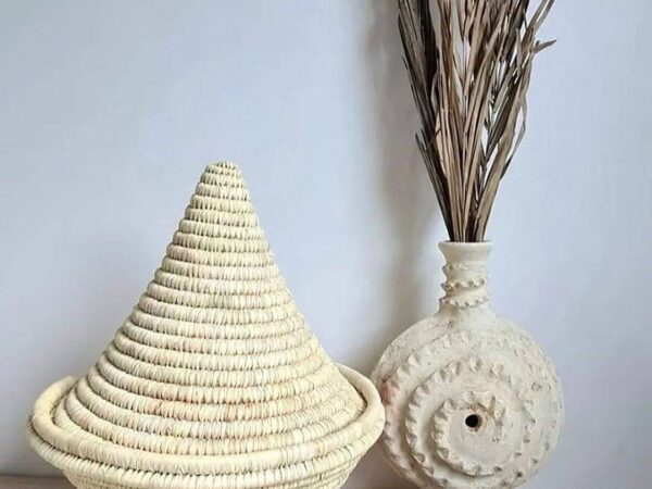 2ab9a98e87c8d54010ce571c07d192a641c5e15f0aefa22f18eb8153bb25d850-1.jpeg Artisanal Moroccan Basket: Handcrafted Elegance 🌸