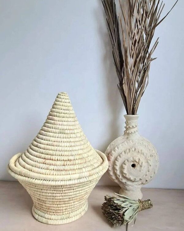 2ab9a98e87c8d54010ce571c07d192a641c5e15f0aefa22f18eb8153bb25d850-1.jpeg Artisanal Moroccan Basket: Handcrafted Elegance 🌸
