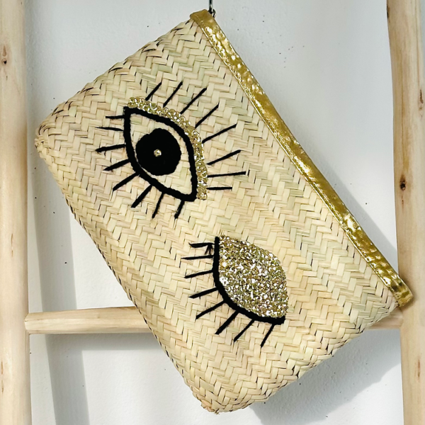 2c6ced28dc46afd8672fdf973d4f8e8252c9f3274d33ca1abb8895f782cdf4dc-2.webp Handwoven Straw Pouch – Boho Chic Clutch for Everyday Essentials
