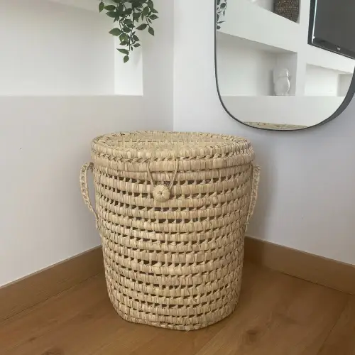 31e062c7a8eedd8473b7e5cde1e791e88e93839dc087a303ab7c774d5f79fcda-1.webp Handwoven Small Round Laundry Basket – Eco-Friendly Palm Leaf Storage