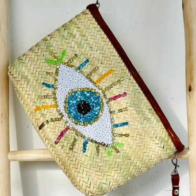 3e26a9388dcd256872fe33e6edcfb0d650ecf6e11698ea5ffb0ba364381721f2-2.webp Handwoven Straw Pouch – Boho Chic Clutch for Everyday Essentials