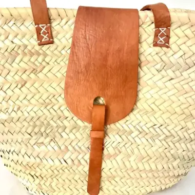 3e36a79d421f1ee538999d1f89e0315a8a6a3f4dc1641c4cc6d65aacf4399c49-1.webp Palm Leaf Basket – Handwoven Moroccan Tote with Leather Accents