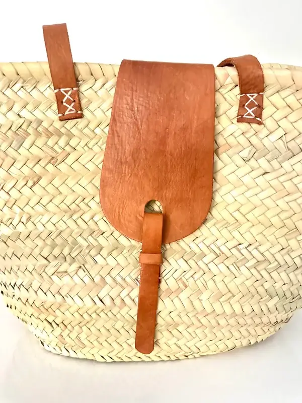 3e36a79d421f1ee538999d1f89e0315a8a6a3f4dc1641c4cc6d65aacf4399c49-1.webp Palm Leaf Basket – Handwoven Moroccan Tote with Leather Accents