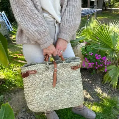 42ed2e2b0adf45e60843fc980ff04a1041f0a1aeff662c503b47e42e50d254e5-1.webp Handwoven Palm Leaf & Leather Handbag – Moroccan Artisan Tote (38×35 cm)