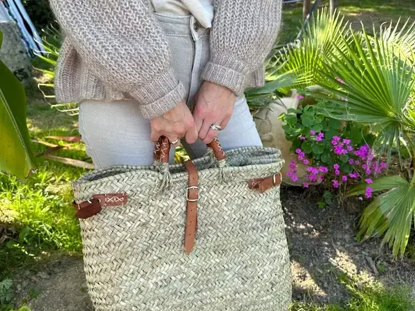 42ed2e2b0adf45e60843fc980ff04a1041f0a1aeff662c503b47e42e50d254e5-1.webp Handwoven Palm Leaf & Leather Handbag – Moroccan Artisan Tote (38×35 cm)