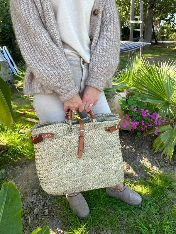42ed2e2b0adf45e60843fc980ff04a1041f0a1aeff662c503b47e42e50d254e5-1.webp Handwoven Palm Leaf & Leather Handbag – Moroccan Artisan Tote (38×35 cm)