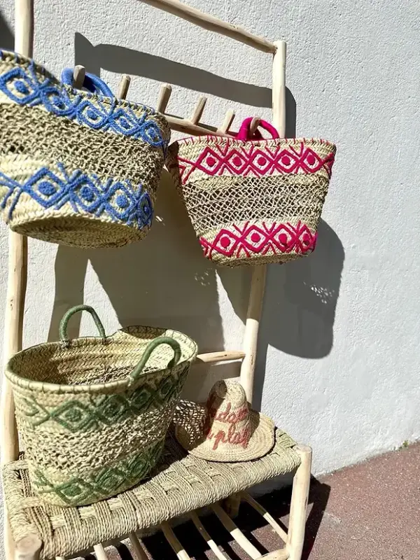43bdf4286e59513e5104f6963483a4525d3dd8d1678df91716f85896cb70ef4d-1.webp Embroidered Palm Fiber Basket – Handwoven Moroccan Tote with Wool Embroidery