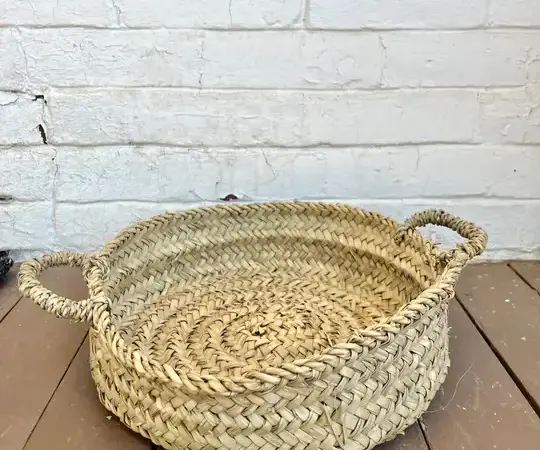 44a3a360ff0a0c44b6d7bac2dc2038897e5071d0ee031bbabbe2967b08e981e6-1.webp Moroccan Wicker Bag – Handwoven Natural Straw Purse (12″ x 2.5″)