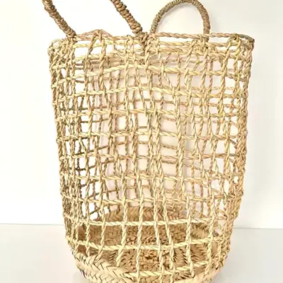 44ceb7064ebecde76bd969c304f62f29aaa28636292556a17689eec5c3f0ebd6-1.webp Bohemian Basket – Handwoven Palm Leaf Storage & Decorative Basket
