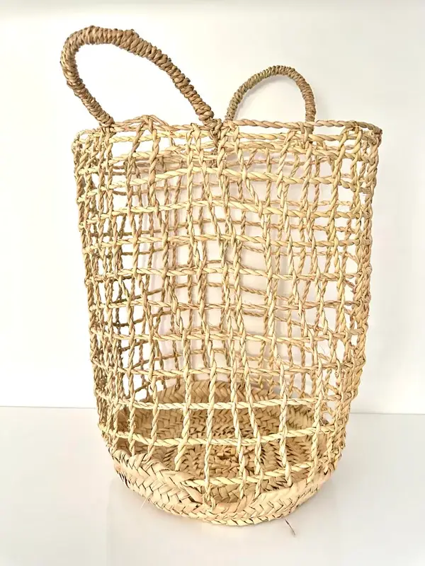 44ceb7064ebecde76bd969c304f62f29aaa28636292556a17689eec5c3f0ebd6-1.webp Bohemian Basket – Handwoven Palm Leaf Storage & Decorative Basket