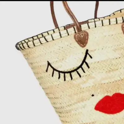 453c5c555efacdbe902471c2b0853e887c300b87c8da59f8e54617792f206290-1.webp Handmade Straw Tote Bag with Eye Pattern – Moroccan Woven Basket with Drawstring Closure