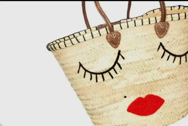 453c5c555efacdbe902471c2b0853e887c300b87c8da59f8e54617792f206290-1.webp Handmade Straw Tote Bag with Eye Pattern – Moroccan Woven Basket with Drawstring Closure