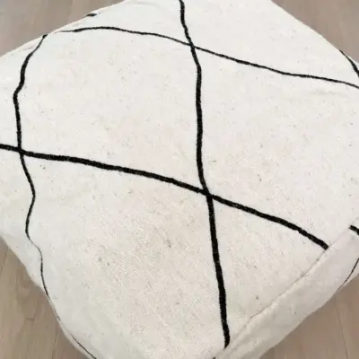 472fe6f5c7422519ca6f547c075b0594fc359a14d72af16c44344bd726598904-1.webp Black and white woollen bean bag