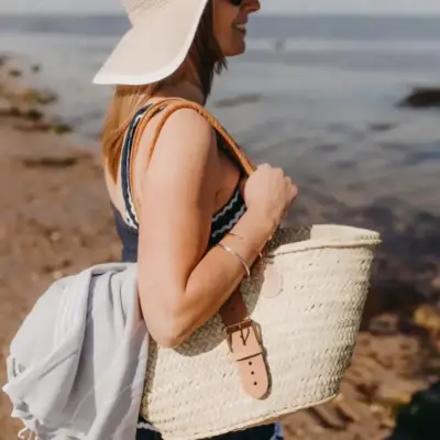 49ce353085a9b8c5a1378cff8079411341dc277753e18963467625cac758a416-1.webp French Style Basket Tote Bag with Buckle – Handwoven Palm Leaf & Leather Handles