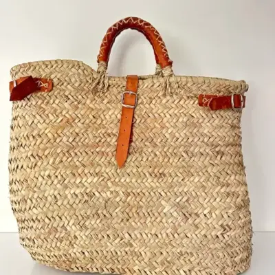 64e2361bf00febeee30b58066475e4b49eef0b01f72dcaee1dec35b6a73063d8-1.webp Handwoven Palm Leaf & Leather Handbag – Moroccan Artisan Tote (38×35 cm)