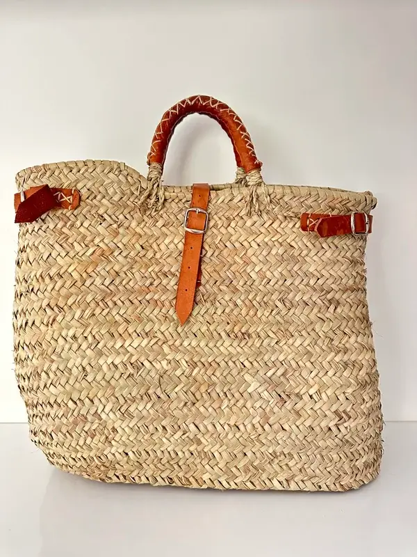 64e2361bf00febeee30b58066475e4b49eef0b01f72dcaee1dec35b6a73063d8-1.webp Handwoven Palm Leaf & Leather Handbag – Moroccan Artisan Tote (38×35 cm)