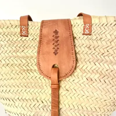 6798426ac53818e5173ad881f30fa450bc890af09f4bc26e88f2e86d03079cfc-1.webp Palm Leaf and Leather Basket – Handwoven Moroccan Storage & Decor Tote