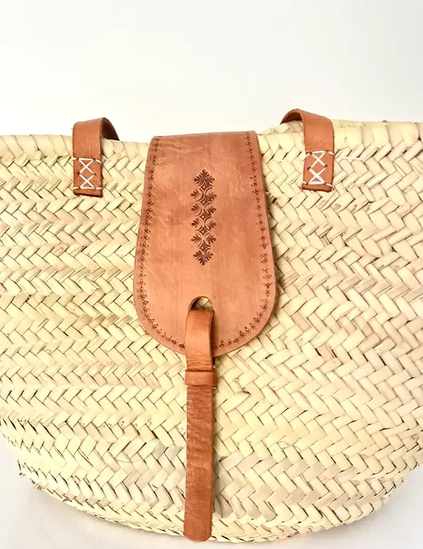 6798426ac53818e5173ad881f30fa450bc890af09f4bc26e88f2e86d03079cfc-1.webp Palm Leaf and Leather Basket – Handwoven Moroccan Storage & Decor Tote