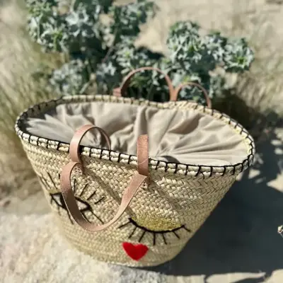 6984a5621d475419948d568b5d341c2766f266a72c5bd03fe8d556366d6353b9-1.webp Wink Basket – Handwoven Palm Fiber Tote with Wool & Sequin Embroidery