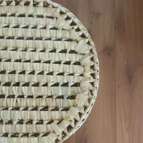 71634322123fa9a31eb3a06a8c3d62b25f599878ab72e43bdd350d5dcd88b2b4-1.webp Handwoven Small Round Laundry Basket – Eco-Friendly Palm Leaf Storage