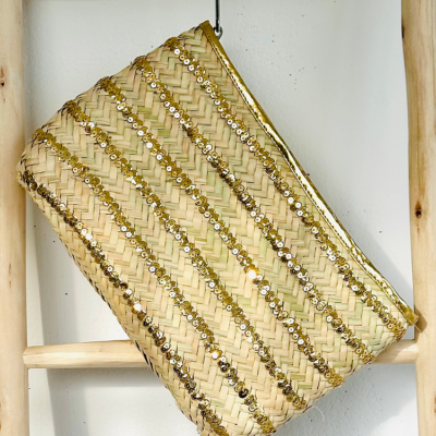 729238d0ec91f3fb872f1e0480dde82274422b54c844f01524c4d26f94dc3c0a-2.webp Handwoven Straw Pouch – Boho Chic Clutch for Everyday Essentials