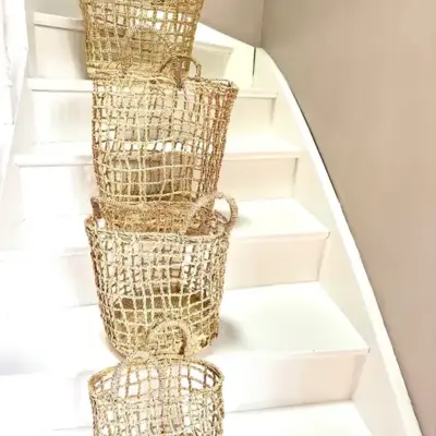 74ca69cd11092b9b47aabb775868151667b9d018809ba66012c9e7590614e617-1.webp Bohemian Basket – Handwoven Palm Leaf Storage & Decorative Basket