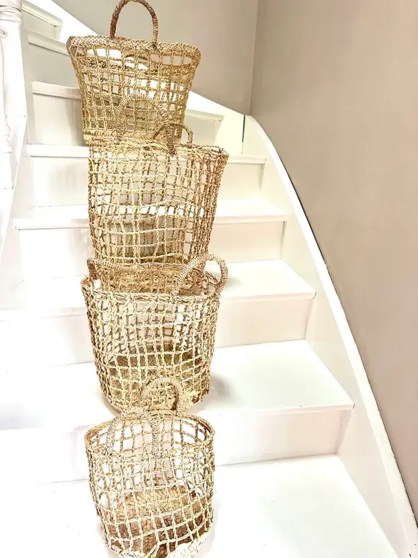 74ca69cd11092b9b47aabb775868151667b9d018809ba66012c9e7590614e617-1.webp Bohemian Basket – Handwoven Palm Leaf Storage & Decorative Basket